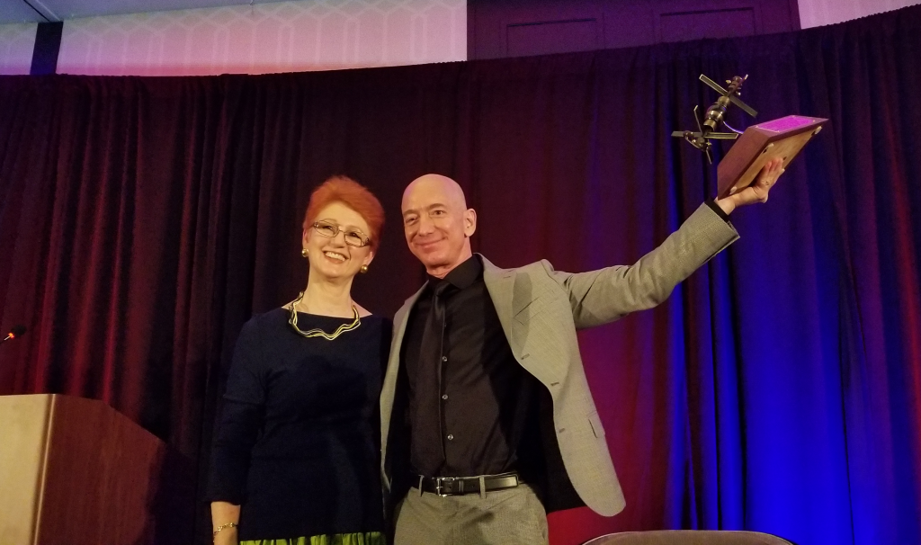 Tasha O'Neill, Jeff Bezos and the Gerard K. O'Neill Award.  NSS ISDC Los Angeles 2018